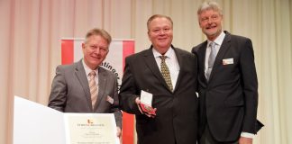 Baas Edgar Dullni (l.) und Vizebaas Guido Multhaupt (r.) überreichten Urkunde und Dumeklemmer-Plakette an Heinz Hülshoff. Foto: Ratinger Jonges