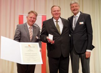 Baas Edgar Dullni (l.) und Vizebaas Guido Multhaupt (r.) überreichten Urkunde und Dumeklemmer-Plakette an Heinz Hülshoff. Foto: Ratinger Jonges