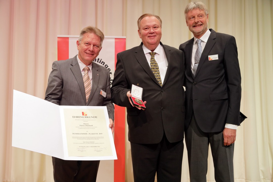 Plakettenverleihung 30 Baas Edgar Dullni (l.) und Vizebaas Guido Multhaupt (r.) überreichten Urkunde und Dumeklemmer-Plakette an Heinz Hülshoff. Foto: Ratinger Jonges