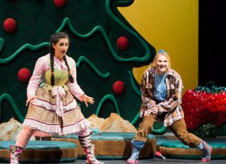 Die sechs Partien sind mit hervorragenden Stimmen des Aalto-Ensembles besetzt: Liliana de Sousa (Hänsel), Tamara Banješević (Gretel), Heiko Trinsinger (Peter), Marie-Helen Joël (Gertrud), Rainer Maria Röhr (Knusperhexe) und Christina Clark (Sandmännchen/Taumännchen). Die musikalische Leitung am Pult der Essener Philharmoniker hat Robert Jindra. Foto: Hamza Saad
