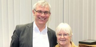 Bürgermeister Klaus Pesch gratuliert Anne Korzonnek. Foto: Stadt Ratingen