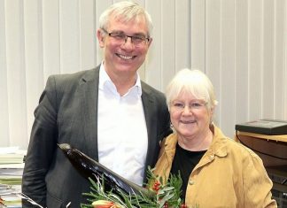 Bürgermeister Klaus Pesch gratuliert Anne Korzonnek. Foto: Stadt Ratingen