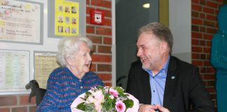 Bürgermeister Thomas Dinkelmann gratuliert Ruth Zech zum 100. Geburtstag. Foto: Kreisstadt Mettmann