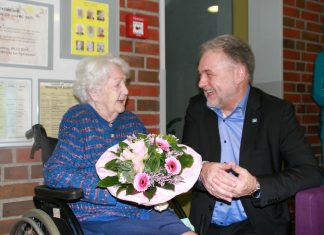 Bürgermeister Thomas Dinkelmann gratuliert Ruth Zech zum 100. Geburtstag. Foto: Kreisstadt Mettmann