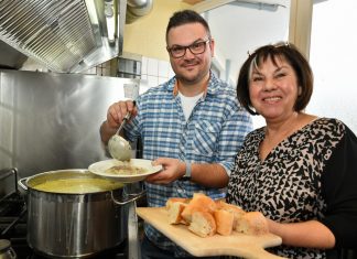 Bastian Böhner und seine Mutter Stana haben für die Tafelgäste in Heiligenhaus gekocht. Foto: Mathias Kehren
