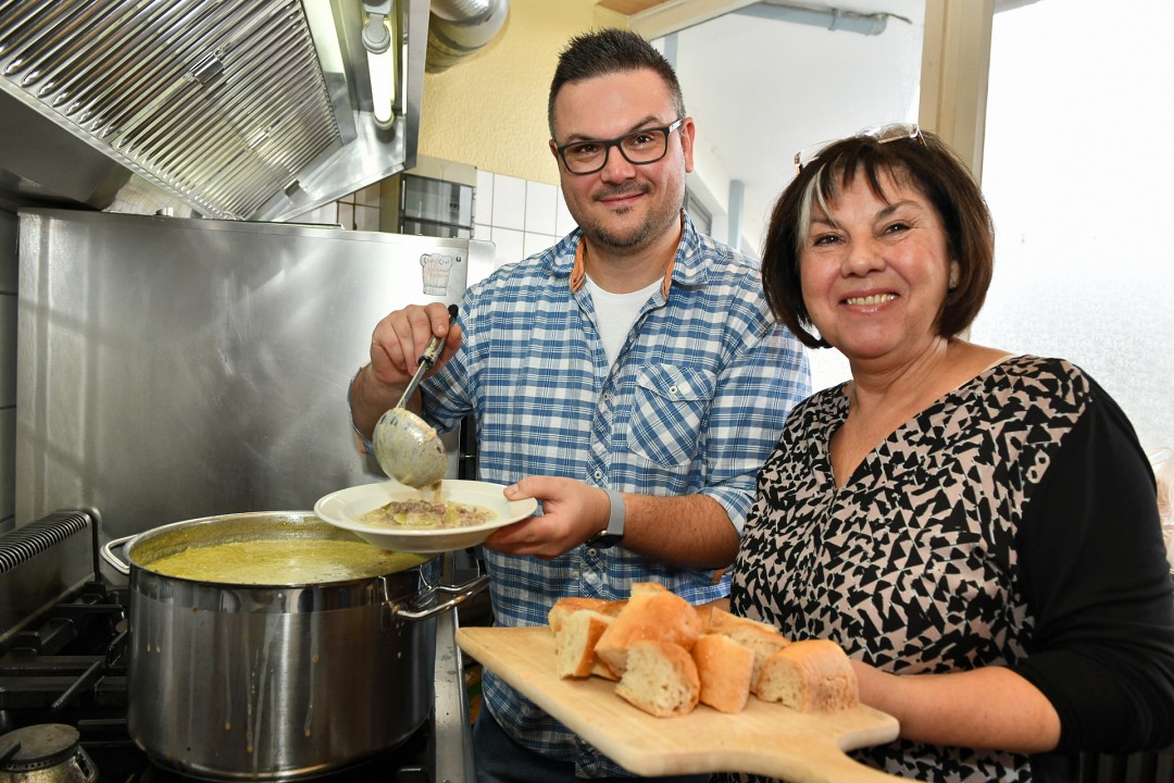 Tafel_Boehner_Bastian_Stana_MK5_3351 Bastian Böhner und seine Mutter Stana haben für die Tafelgäste in Heiligenhaus gekocht. Foto: Mathias Kehren