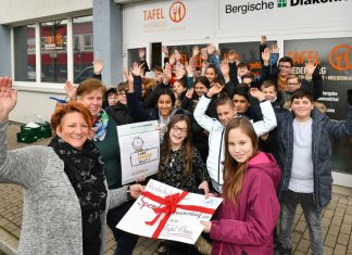 Die Klasse 6b der Realschule Heiligenhaus hat den symbolischen Spendenscheck an die Tafel persönlich überreicht. Foto: Mathias Kehren