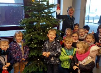 Bürgermeisterin Dr. Claudia Panke mit Kindern des komm. Kinder- und Familienzentrums Ellenbeek. Foto: Stadt Wülfrath
