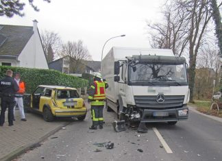 Bei dem Unfall wurden sowohl der BMW Mini als auch der Lastwagen erheblich beschädigt. Foto: Polizei