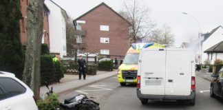 Der Rollerfahrer stürzte infolge des Zusammenstoßes mit dem Kleintransporter. Foto: Polizei