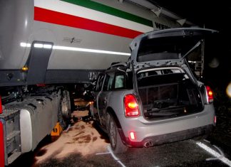 Beinahe ungebremst prallte der Mini Cooper unter den querstehenden Sattelzug. Foto: Polizei