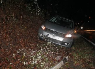 Der VW Golf des Heiligenhausers landete im Straßengraben. Foto: Polizei
