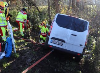 Der Ford Transit landete im Bachbett. Foto: Polizei