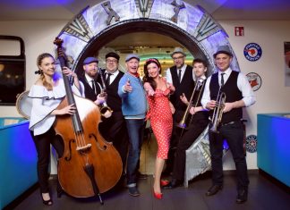Gitarren, Humor und Kostüme: An Silvester gibt es Retro-Unterhaltung im Ratinger Stadttheater. Foto: Olli Haas
