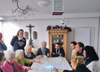 Die gespendete Tovertafel wurde von den Bewohnern und Witte-Mitarbeitern sofort ausprobiert. Foto: Witte