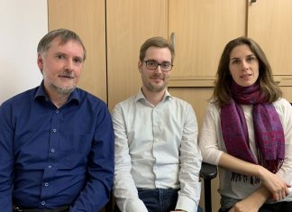 Dr. Hermann-Josef Waldapfel mit Sebastian Kock und Nadine Jansky. Foto: Kreis ME