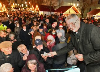 Mit dem traditionellen Stollenanschnitt durch Bürgermeister Michael Beck ist der Heiligenhauser Weihnachtsmarkt gestartet. Foto: Mathias Kehren