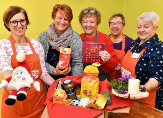 Maria Thiele, Tanja Högström, Marion Hoffmann, Ingrid Gailus und Brigit Neerincx zeigen, was in eine Weihnachtstüte gepackt werden kann. Foto: Mathias Kehren