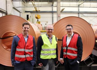 Manuell Nisch (Wieland-Werke AG), Landtagsabgeordneter Martin Sträßer (CDU) und Dr. Dirk Herrmann (Wieland-Werke AG) vor den sogenannten Kupfer-Coils, die in Velbert-Langenberg verarbeitet werden. Foto: Büro Sträßer