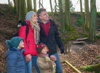 bei einer Winterwanderung können Familien gemeinsame Zeit verbringen. Foto: Chardin