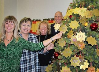 Haben die Wunschbaum-Aktion in Velbert vorgestellt: Elke Grünendahl, Gaby Rieth vom Verein für Velberter Kinder, Petra Henning vom städtischen Fachbereich Jugend und Soziales und Bürgermeister Dirk Lukrafka. Foto: Hans-Joachim Kling