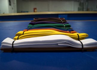 Verschiedene Gürtel liegen auf einer Matte. Foto: pixabay/symbolbild