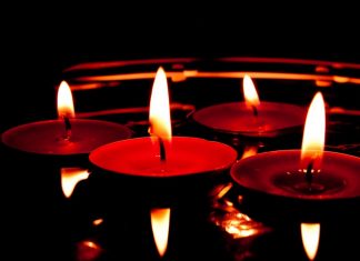 Das traditionelle "Lichterschwimmen" findet wieder statt. Foto: Symbolbild (pixabay)