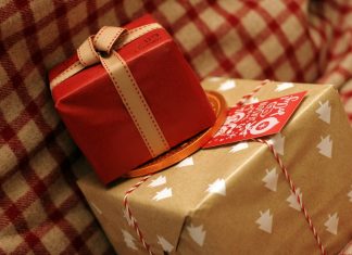 Um zu verhindern, dass Weihnachtspakete unterwegs stecken bleiben oder automatisch aussortiert werden, ist es wichtig, dass Name und Adresse vollständig und gut lesbar angegeben sind. Foto: Symbolbild (pixabay)