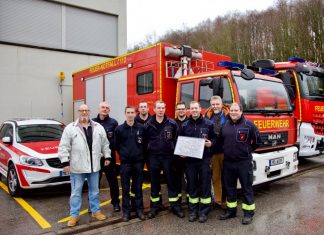 Florian Gerstacker, Leiter der Feuer- und Rettungswache und seine Mannen. Peter Emmert (l.) und F. Thomas Müller (2.v.r). Foto: Peter Klückmann