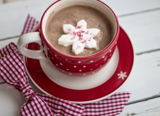 Eine Tasse Kakao steht auf dem Tisch. Foto: Symbolbild (pixabay)