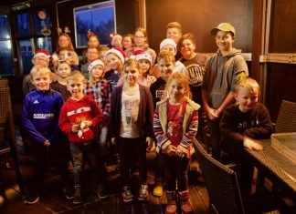 Zum Abschluss stellten alle sich für das obligatorische Gruppenfoto auf, dann wurden die glückliche Kinder von ihren Eltern in Empfang genommen. Foto: Peter Klückmann