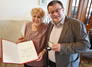 Renate Lorenz und Rainer Hübinger bei der Übergabe der Auszeichnung. Foto: SPD