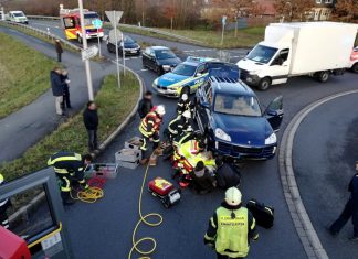 Die Feuerwehrleute befreiten die unter dem Auto eingeklemmte 54-Jährige. Foto: Feuerwehr Haan