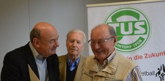 Walter Leibelt (r.) bei der Ehrung - mit Manfred Haufs und Willi Schellscheidt Foto: TuS 08 Lintorf