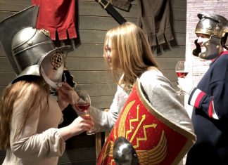 Funktioniert leidlich: Wein trinken mit aufgesetztem Gladiatorenhelm. Foto: Neanderthal-Museum