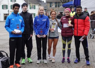 Die Siegerinnen und Sieger des Hauptlaufs über zehn Kilometer posieren für das obligatorische Gruppenfoto: Foto: ASC Ratingen