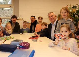 OGS-Leiterin Maria Bassek (links) und Bürgermeister Klaus Pesch freuen sich, dass es so schnell geklappt hat mit der Renovierung des Ausweichquartiers an der Herrnhuter Straße 8. Nils Rieger vom Amt für Gebäudemanagement (3.v.l.) hat die Bauarbeiten koordiniert. Foto: Stadt Ratingen