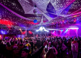 Die Stadthalle gehört am Altweiber-Donnerstag der Jugend. Foto: Maik Grabosch