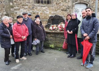 Vertreter der SPD am Gedenkstein vor der Alten Kirche in Velbert. Foto: SPD