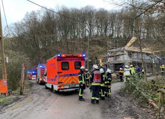 Vier Bauarbeiter wurden bei dem Unfall auf der Baustelle am Thekhauser Quall verletzt. Foto: Feuerwehr Erkrath
