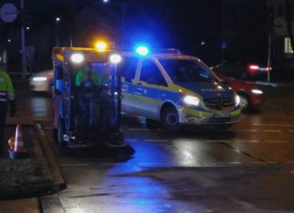 Die Kehrmaschine war im Einsatz. Foto: Polizei
