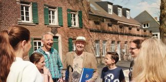 Die "MonGuides" fühen Gäste auf einem Rundgang durch die Stadt Monheim Am Rhein. Foto: Thomas Lison