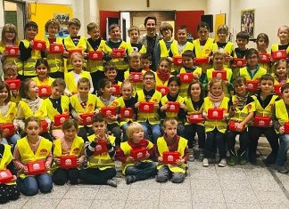 Die Erstklässler der Sonnenschule in Neviges haben neue Sicherheitswesten von der BGN bekommen. Foto: Sonnenschule