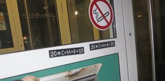 An dem Briefkasten am Haupteingang der Grundschule sind Brandspuren erkennbar. Foto: Polizei