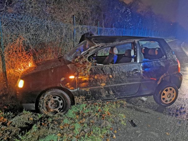 Der Seat Arosa kam nach einem Überschlag auf dem Grünstreifen zum Stehen. Foto: Polizei