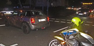 Auf der Kreuzung kollidierte das Polizeimotorrad mit einem Auto. Foto: Polizei