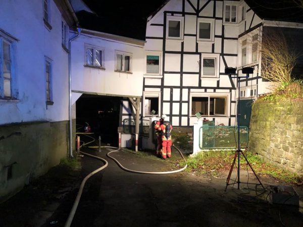Den Brandort haben die Einsatzkräfte in der Dunkelheit ausgeleuchtet. Foto: Feuerwehr Velbert
