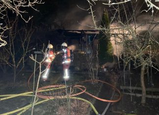 Die Gartenlaube wurde vollständig ein Raub der Flammen. Foto: Feuerwehr Velbert