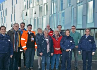 Die neuen Seniorenberater stehen für Fragen zur Verfügung. Foto: Polizei
