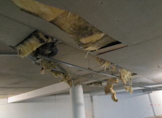 Durch die Wucht der Explosion sind Teile der Unterdecke herausgebrochen. Foto: Polizei